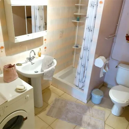 Casa vacanze Maison Charmante 6 Pers, 3 Ch, Terrasse, Jardin, Proche Marché Et Télécabine à Luchon - Fr-1-313-158